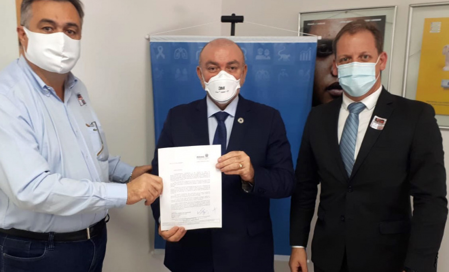 O Governo do Paraná apresentou nesta quarta-feira (28) um pedido de antecipação da vacinação dos profissionais e trabalhadores da Educação ao Ministério da Saúde. O apelo foi feito pelo secretário da Saúde, Beto Preto, a autoridades da pasta federal em Brasília. O Estado defende a readequação do calendário nacional para que a imunização dos docentes e servidores aconteça simultaneamente às pessoas com comorbidades. - Brasília, 28/04/2021 - Foto: Rodrigo Rossi