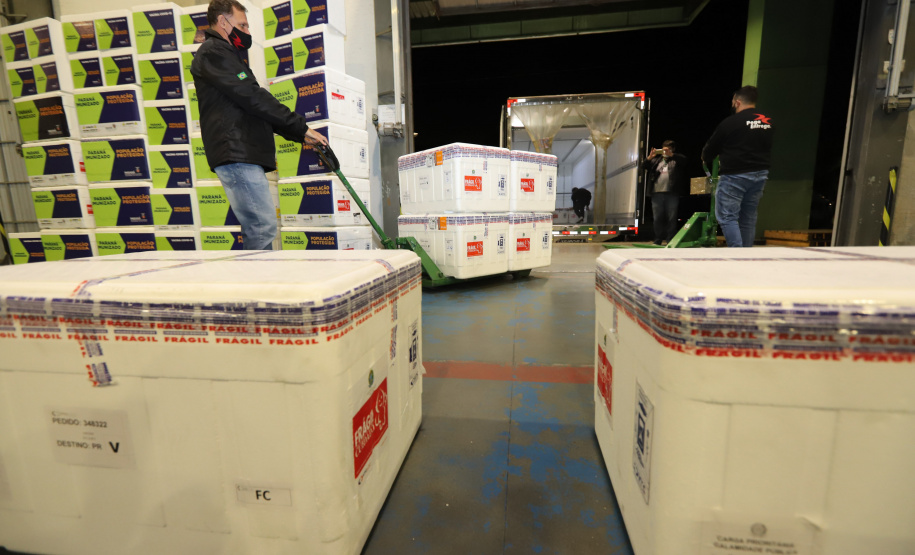 Vacina Lote Todas as vacinas são destinadas à primeira dose de grupos prioritários cuja imunização já está em andamento: pessoas de 60 a 64 anos e profissionais da segurança pública e salvamento.
Foto: Geraldo Bubniak/AEN