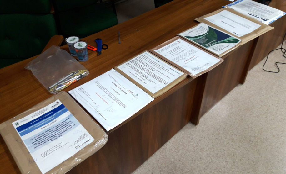 Foram abertas na tarde da última sexta-feira (23), no auditório do Departamento de Estradas de Rodagem do Paraná (DER/PR), as propostas de preço das empresas e consórcios interessados em elaborar os projetos executivos de engenharia de restauração e ampliação da capacidade de dois lotes que compõem o ?eixo estruturante? de rodovias do estado. - Curitiba, 28/04/2021 - Foto: DER/PR