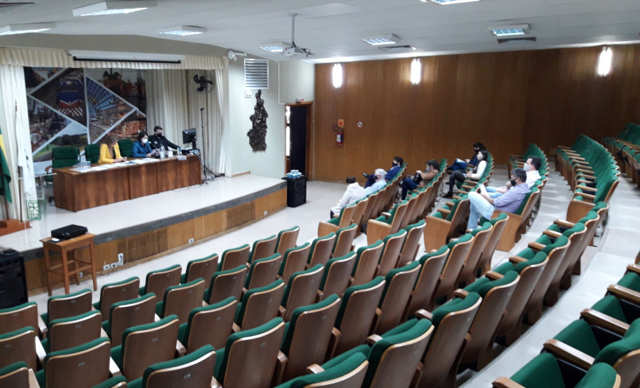 Foram abertas na tarde da última sexta-feira (23), no auditório do Departamento de Estradas de Rodagem do Paraná (DER/PR), as propostas de preço das empresas e consórcios interessados em elaborar os projetos executivos de engenharia de restauração e ampliação da capacidade de dois lotes que compõem o ?eixo estruturante? de rodovias do estado. - Curitiba, 28/04/2021 - Foto: DER/PR