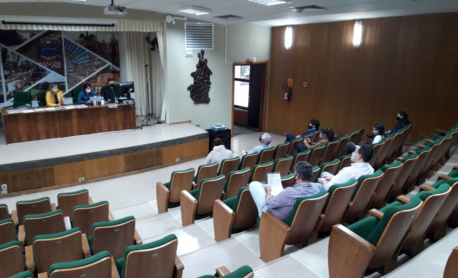 Foram abertas na tarde da última sexta-feira (23), no auditório do Departamento de Estradas de Rodagem do Paraná (DER/PR), as propostas de preço das empresas e consórcios interessados em elaborar os projetos executivos de engenharia de restauração e ampliação da capacidade de dois lotes que compõem o ?eixo estruturante? de rodovias do estado. - Curitiba, 28/04/2021 - Foto: DER/PR