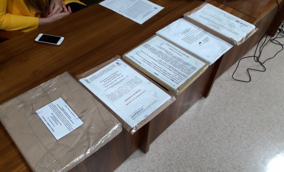 Foram abertas na tarde da última sexta-feira (23), no auditório do Departamento de Estradas de Rodagem do Paraná (DER/PR), as propostas de preço das empresas e consórcios interessados em elaborar os projetos executivos de engenharia de restauração e ampliação da capacidade de dois lotes que compõem o ?eixo estruturante? de rodovias do estado. - Curitiba, 28/04/2021 - Foto: DER/PR