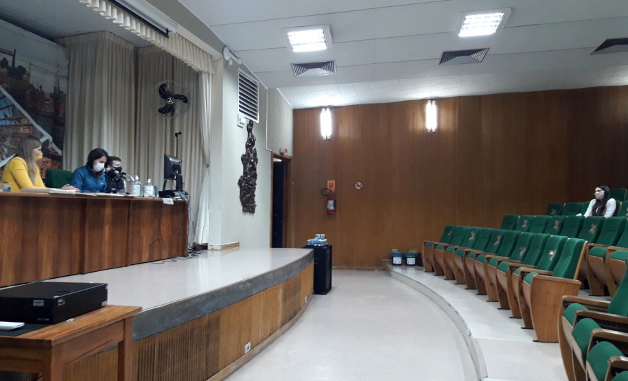 Foram abertas na tarde da última sexta-feira (23), no auditório do Departamento de Estradas de Rodagem do Paraná (DER/PR), as propostas de preço das empresas e consórcios interessados em elaborar os projetos executivos de engenharia de restauração e ampliação da capacidade de dois lotes que compõem o ?eixo estruturante? de rodovias do estado. - Curitiba, 28/04/2021 - Foto: DER/PR