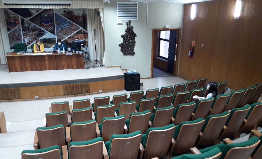 Foram abertas na tarde da última sexta-feira (23), no auditório do Departamento de Estradas de Rodagem do Paraná (DER/PR), as propostas de preço das empresas e consórcios interessados em elaborar os projetos executivos de engenharia de restauração e ampliação da capacidade de dois lotes que compõem o ?eixo estruturante? de rodovias do estado. - Curitiba, 28/04/2021 - Foto: DER/PR