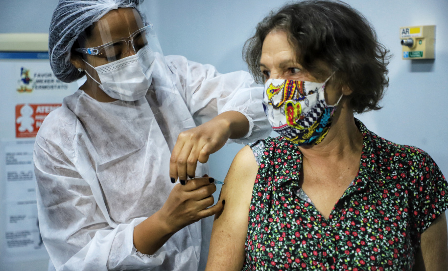 Em ritmo acelerado no processo de aplicação da vacina contra a Covid-19, 63 municípios do Paraná já começaram a imunizar pessoas a partir de 60 anos. Foto: Jose Fernando Ogura