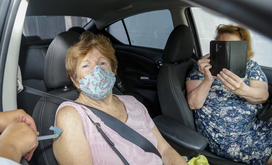 Em ritmo acelerado no processo de aplicação da vacina contra a Covid-19, 63 municípios do Paraná já começaram a imunizar pessoas a partir de 60 anos.
Foto: Gilson Abreu/AEN