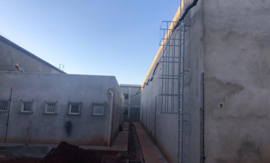 As obras da Cadeia Pública de Londrina, que vai atender a demanda da cidade e da região Norte do Paraná, atingiram a marca de 75% de conclusão. O investimento é de cerca de R$ 18 milhões e tem como objetivo ampliar as vagas do sistema prisional do Estado. A obra deve ser finalizada ainda em 2021. - Foto: SESP/PR
