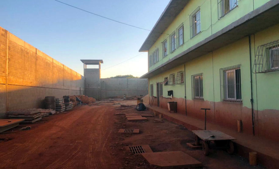 A unidade será dividida em três blocos, os quais são segmentados em galerias de celas, abrigando oito camas por cela. Além das alas para o alojamento dos presos, o local também possui espaços para aulas, pátio de visitas, ambientes para trabalho e também recintos especiais para o tratamento penal. Foto SESP