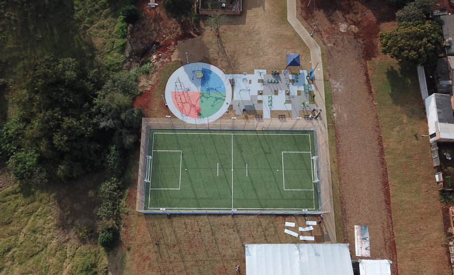 Moradores do Jardim Novo Oásis, em Maringá (Noroeste), ganharam nesta quinta-feira (16) um novo espaço de lazer. O governador Carlos Massa Ratinho Junior e o prefeito Ulisses Maia inauguraram a primeira de 30 unidade no município do programa Meu Campinho. Com 1,5 mil metros quadrados e investimento total de cerca de R$ 400 mil, o local conta com diversos aparelhos de lazer para pessoas de todas as idades. Maringá, 16/05/2019Foto: José Fernando Ogura/ANPr