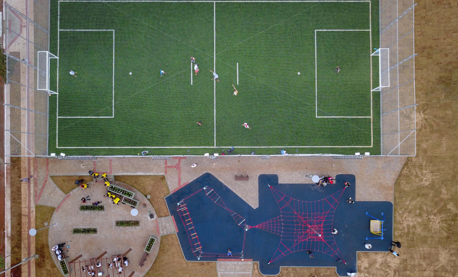 Moradores do Jardim Novo Oásis, em Maringá (Noroeste), ganharam nesta quinta-feira (16) um novo espaço de lazer. O governador Carlos Massa Ratinho Junior e o prefeito Ulisses Maia inauguraram a primeira de 30 unidade no município do programa Meu Campinho. Com 1,5 mil metros quadrados e investimento total de cerca de R$ 400 mil, o local conta com diversos aparelhos de lazer para pessoas de todas as idades. Maringá, 16/05/2019Foto: José Fernando Ogura/ANPr