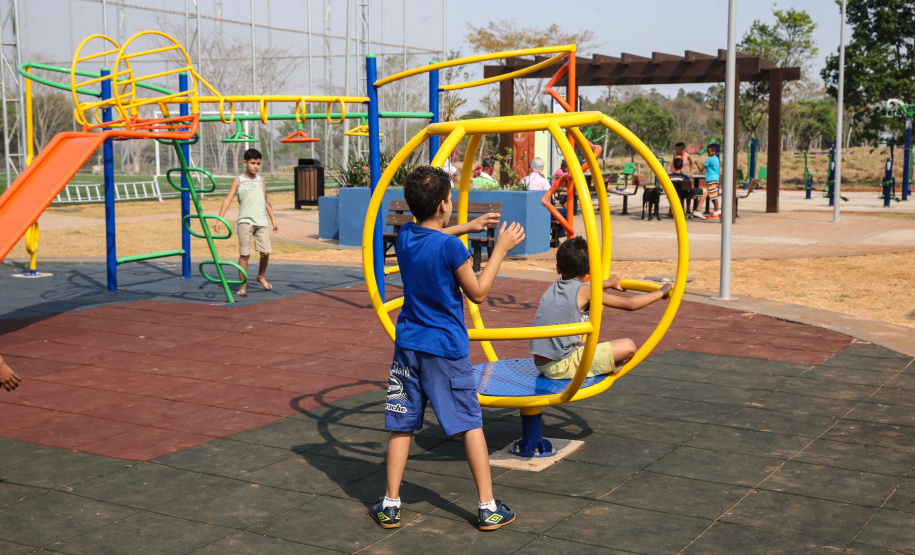 O governador Carlos Massa Ratinho Junior inaugura nesta quinta-feira (12), o Meu Campinho de Santa Cruz de Monte Castelo, no Noroeste do Paraná. Programa da Secretaria de Estado do Desenvolvimento Urbano e Obras Públicas, o Meu Campinho grama sintética, iluminação e segurança para a prática esportiva e de recreação de crianças e adolescentes, em horários em que não estão na escola. Santa Cruz do Monte Castelo, 12/09/2019 - Foto: Geraldo Bubniak/AEN