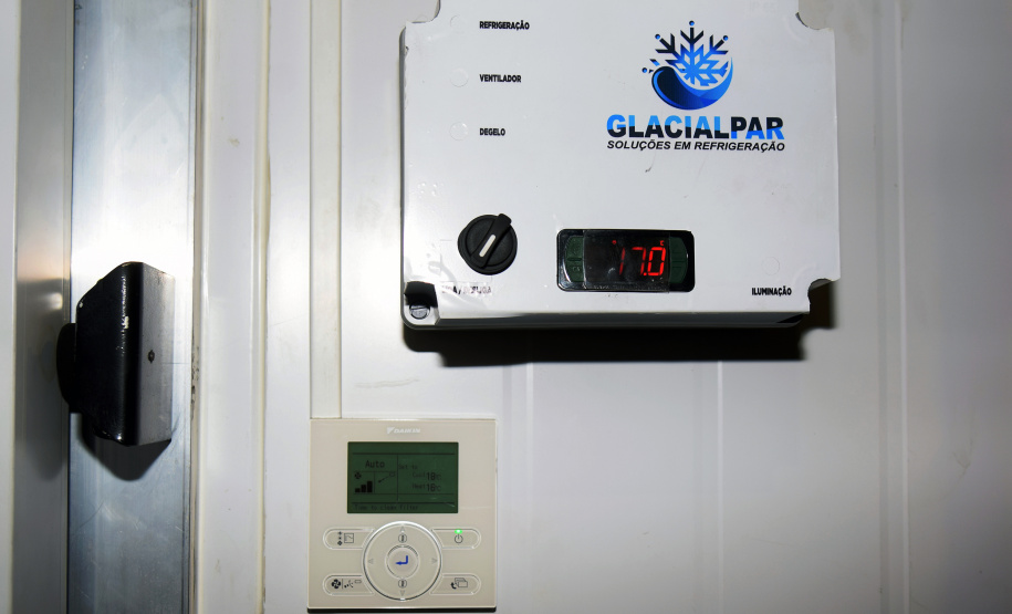 O Paraná está preparado para receber as doses da vacina da Pfizer e  conta hoje (28) com nove frezeers para armazenamento do imunizante; sete são de ultrabaixa temperatura (-80ºC), podendo armazenar as doses por até 6 meses, e dois são de temperatura de -20ºC, que podem ser utilizados para armazenamento inicial das doses.  -  Curitiba, 28/04/2021  -  Foto: Américo Antonio/SESA