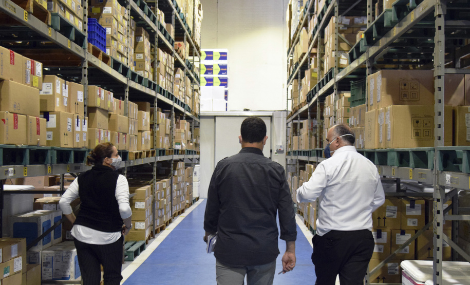 O Paraná está preparado para receber as doses da vacina da Pfizer e  conta hoje (28) com nove frezeers para armazenamento do imunizante; sete são de ultrabaixa temperatura (-80ºC), podendo armazenar as doses por até 6 meses, e dois são de temperatura de -20ºC, que podem ser utilizados para armazenamento inicial das doses.  -  Curitiba, 28/04/2021  -  Foto: Américo Antonio/SESA