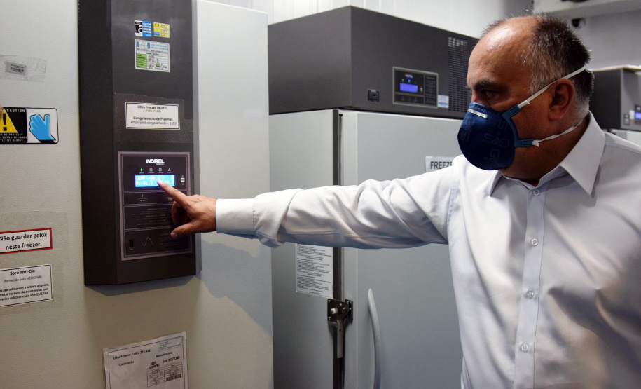 O Paraná está preparado para receber as doses da vacina da Pfizer e  conta hoje (28) com nove frezeers para armazenamento do imunizante; sete são de ultrabaixa temperatura (-80ºC), podendo armazenar as doses por até 6 meses, e dois são de temperatura de -20ºC, que podem ser utilizados para armazenamento inicial das doses.  -  Curitiba, 28/04/2021  -  Foto: Américo Antonio/SESA