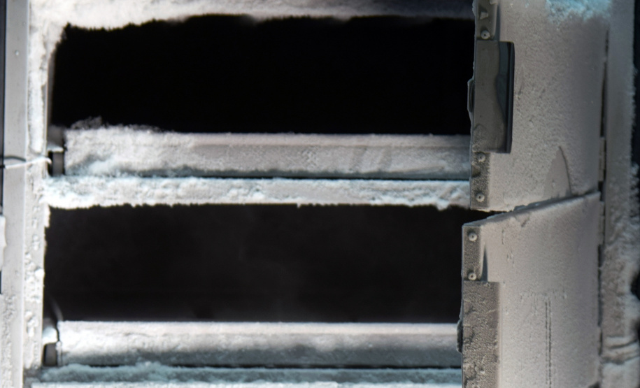 O Paraná está preparado para receber as doses da vacina da Pfizer e  conta hoje (28) com nove frezeers para armazenamento do imunizante; sete são de ultrabaixa temperatura (-80ºC), podendo armazenar as doses por até 6 meses, e dois são de temperatura de -20ºC, que podem ser utilizados para armazenamento inicial das doses.  -  Curitiba, 28/04/2021  -  Foto: Américo Antonio/SESA