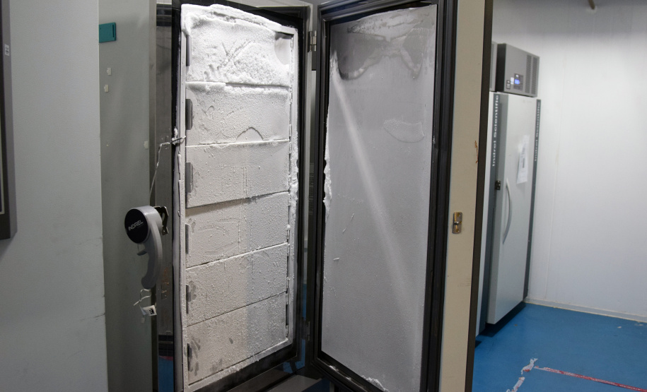 O Paraná está preparado para receber as doses da vacina da Pfizer e  conta hoje (28) com nove frezeers para armazenamento do imunizante; sete são de ultrabaixa temperatura (-80ºC), podendo armazenar as doses por até 6 meses, e dois são de temperatura de -20ºC, que podem ser utilizados para armazenamento inicial das doses.  -  Curitiba, 28/04/2021  -  Foto: Américo Antonio/SESA