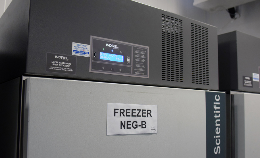 O Paraná está preparado para receber as doses da vacina da Pfizer e  conta hoje (28) com nove frezeers para armazenamento do imunizante; sete são de ultrabaixa temperatura (-80ºC), podendo armazenar as doses por até 6 meses, e dois são de temperatura de -20ºC, que podem ser utilizados para armazenamento inicial das doses.  -  Curitiba, 28/04/2021  -  Foto: Américo Antonio/SESA