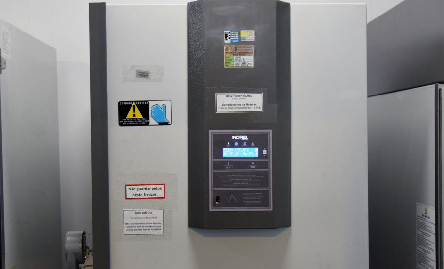 O Paraná está preparado para receber as doses da vacina da Pfizer e  conta hoje (28) com nove frezeers para armazenamento do imunizante; sete são de ultrabaixa temperatura (-80ºC), podendo armazenar as doses por até 6 meses, e dois são de temperatura de -20ºC, que podem ser utilizados para armazenamento inicial das doses.  -  Curitiba, 28/04/2021  -  Foto: Américo Antonio/SESA