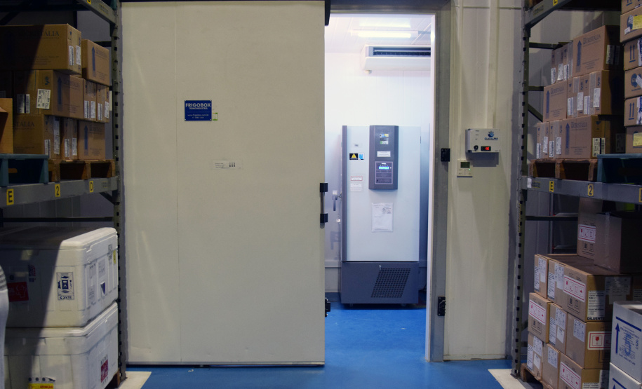 O Paraná está preparado para receber as doses da vacina da Pfizer e  conta hoje (28) com nove frezeers para armazenamento do imunizante; sete são de ultrabaixa temperatura (-80ºC), podendo armazenar as doses por até 6 meses, e dois são de temperatura de -20ºC, que podem ser utilizados para armazenamento inicial das doses.  -  Curitiba, 28/04/2021  -  Foto: Américo Antonio/SESA