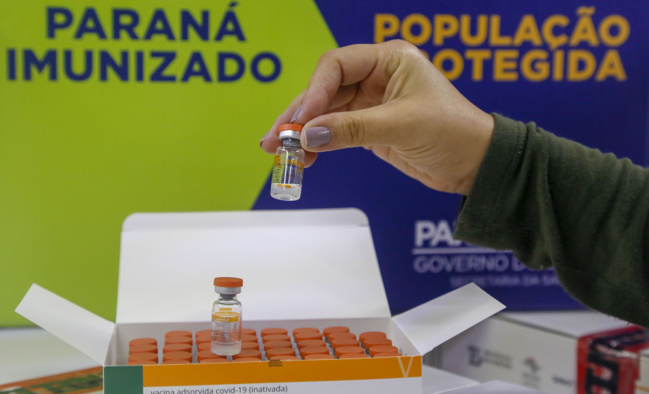 O voo comercial da companhia Gol pousa no Aeroporto Internacional Afonso Pena, em São José dos Pinhais, na Região Metropolitana de Curitiba, às 10h05. Logo em seguida as doses serão encaminhadas para o Centro de Medicamentos do Paraná (Cemepar), onde serão separadas para encaminhamento para as 22 Regionais de Saúde.
Foto: Gilson Abreu/AEN