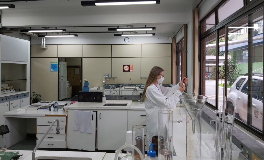 O Instituto Água e Terra (IAT) atualizou as normas para obtenção do Certificado de Cadastramento de Laboratórios (CCL) de Ensaios Ambientais. A partir de agora, laboratórios que realizam análises apenas para controle de qualidade de água subterrânea para obter outorga de captação ou que realizem ensaios apenas para fins de pesquisa não precisam mais do CCL. - Curitiba, 29/04/2021 - Foto: IAT