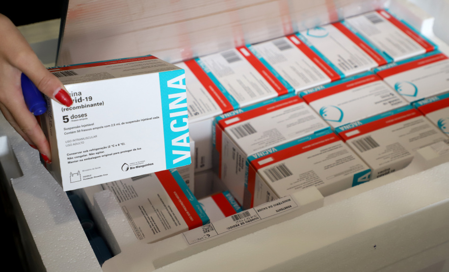 São 303.000 doses da Covishield, da Universidade de Oxford/Astrazeneca/Fiocruz, e 6.200 doses da Coronavac. Doses serão distribuídas às 22 Regionais do Paraná a partir das 8h desta sexta-feira (29). Foto: Ari Dias/AEN