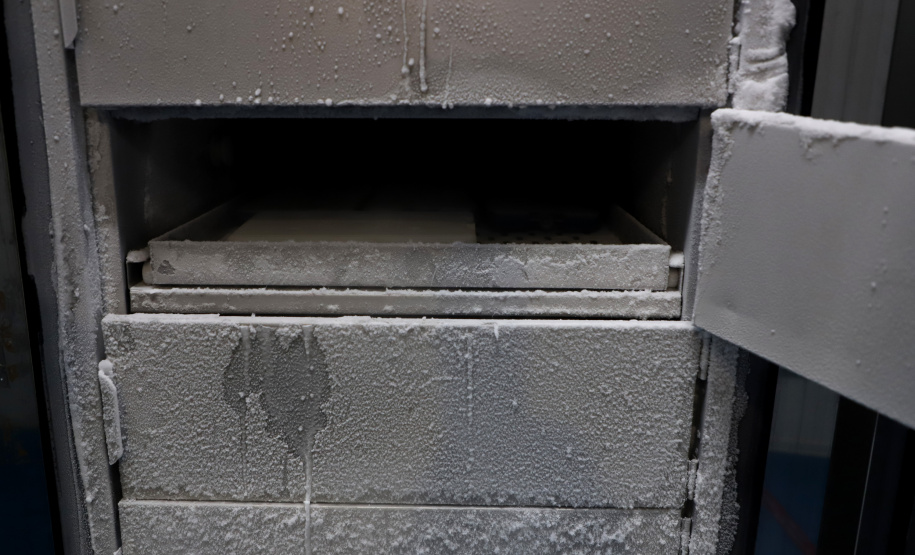 São 303.000 doses da Covishield, da Universidade de Oxford/Astrazeneca/Fiocruz, e 6.200 doses da Coronavac. Doses serão distribuídas às 22 Regionais do Paraná a partir das 8h desta sexta-feira (29). Foto: Ari Dias/AEN