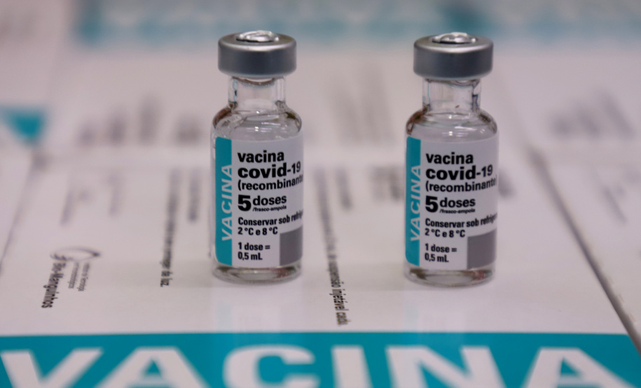 São 303.000 doses da Covishield, da Universidade de Oxford/Astrazeneca/Fiocruz, e 6.200 doses da Coronavac. Doses serão distribuídas às 22 Regionais do Paraná a partir das 8h desta sexta-feira (29). Foto: Ari Dias/AEN