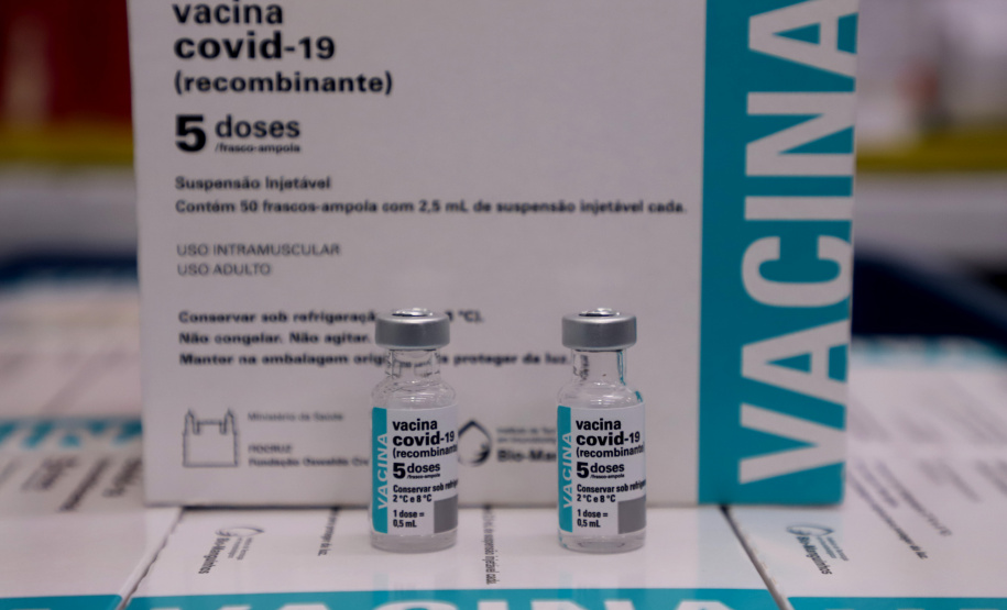 São 303.000 doses da Covishield, da Universidade de Oxford/Astrazeneca/Fiocruz, e 6.200 doses da Coronavac. Doses serão distribuídas às 22 Regionais do Paraná a partir das 8h desta sexta-feira (29). Foto: Ari Dias/AEN