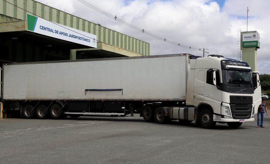 São 303.000 doses da Covishield, da Universidade de Oxford/Astrazeneca/Fiocruz, e 6.200 doses da Coronavac. Doses serão distribuídas às 22 Regionais do Paraná a partir das 8h desta sexta-feira (29). Foto: Ari Dias/AEN