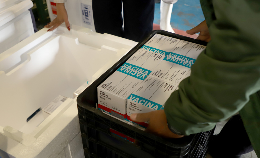 São 303.000 doses da Covishield, da Universidade de Oxford/Astrazeneca/Fiocruz, e 6.200 doses da Coronavac. Doses serão distribuídas às 22 Regionais do Paraná a partir das 8h desta sexta-feira (29). Foto: Ari Dias/AEN