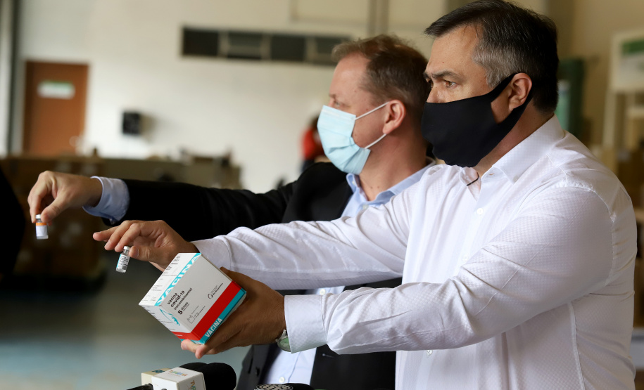 São 303.000 doses da Covishield, da Universidade de Oxford/Astrazeneca/Fiocruz, e 6.200 doses da Coronavac. Doses serão distribuídas às 22 Regionais do Paraná a partir das 8h desta sexta-feira (29). Foto: Ari Dias/AEN