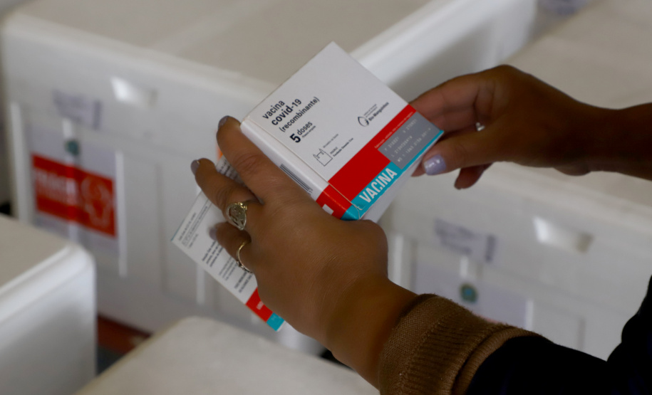 A imunização de pessoas a partir de 60 anos prossegue no Paraná com 309,2 mil novas doses de vacinas contra o coronavírus enviadas pelo Ministério da Saúde ao Paraná na manhã desta quinta-feira (29). - Curitiba, 29/04/2021 - Foto: Ari Dias/AEN