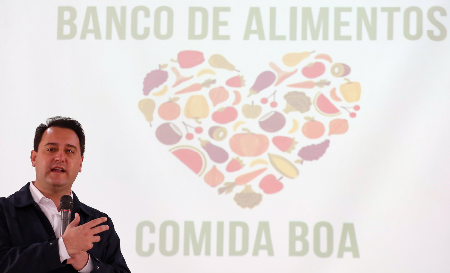 O governador Carlos Massa Ratinho Junior acompanha a entrega nesta sexta-feira (30), de cerca de 50 mil quilos de produtos arrecadados junto aos permissionários, atacadistas e produtores no Ceasa. Foto: Jonathan Campos