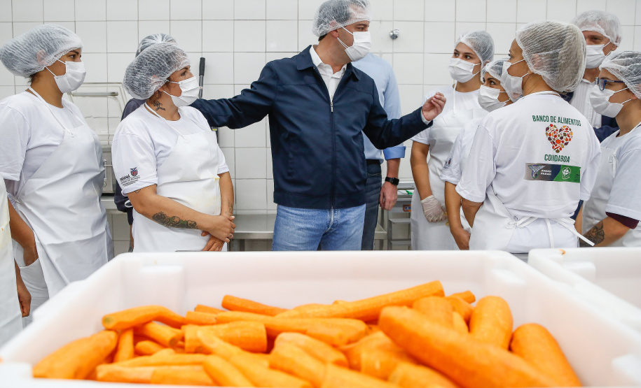 O governador Carlos Massa Ratinho Junior acompanha a entrega nesta sexta-feira (30), de cerca de 50 mil quilos de produtos arrecadados junto aos permissionários, atacadistas e produtores no Ceasa. Foto: Jonathan Campos