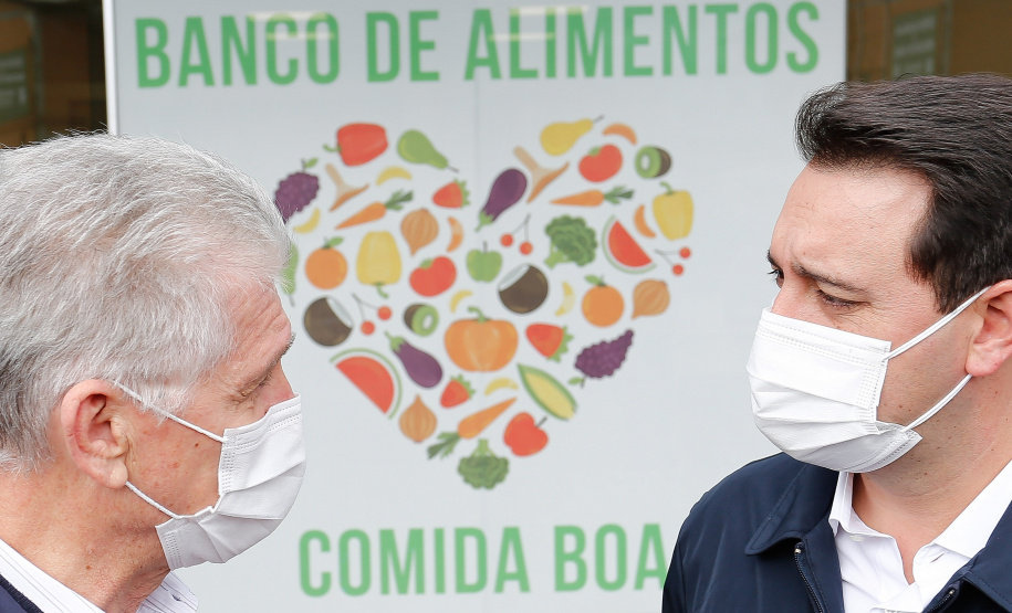 O governador Carlos Massa Ratinho Junior acompanha a entrega nesta sexta-feira (30), de cerca de 50 mil quilos de produtos arrecadados junto aos permissionários, atacadistas e produtores no Ceasa. Foto: Jonathan Campos