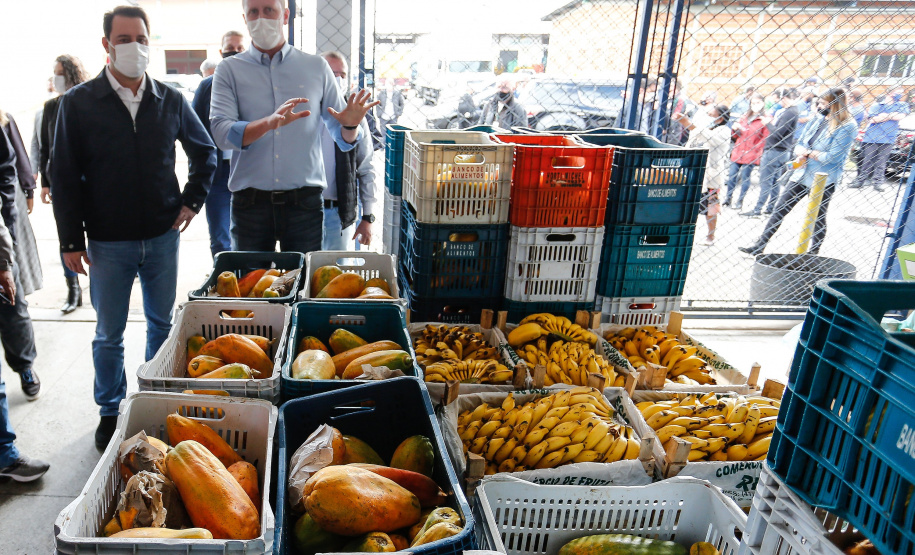 O governador Carlos Massa Ratinho Junior acompanha a entrega nesta sexta-feira (30), de cerca de 50 mil quilos de produtos arrecadados junto aos permissionários, atacadistas e produtores no Ceasa. Foto: Jonathan Campos