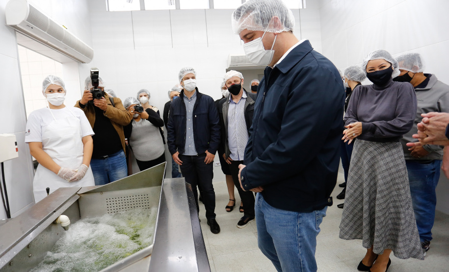 O governador Carlos Massa Ratinho Junior acompanha a entrega nesta sexta-feira (30), de cerca de 50 mil quilos de produtos arrecadados junto aos permissionários, atacadistas e produtores no Ceasa. Foto: Jonathan Campos