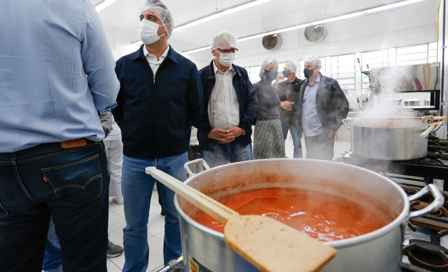 O governador Carlos Massa Ratinho Junior acompanha a entrega nesta sexta-feira (30), de cerca de 50 mil quilos de produtos arrecadados junto aos permissionários, atacadistas e produtores no Ceasa. Foto: Jonathan Campos