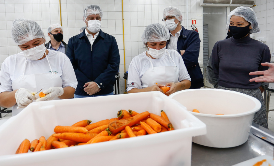 O governador Carlos Massa Ratinho Junior acompanha a entrega nesta sexta-feira (30), de cerca de 50 mil quilos de produtos arrecadados junto aos permissionários, atacadistas e produtores no Ceasa. Foto: Jonathan Campos