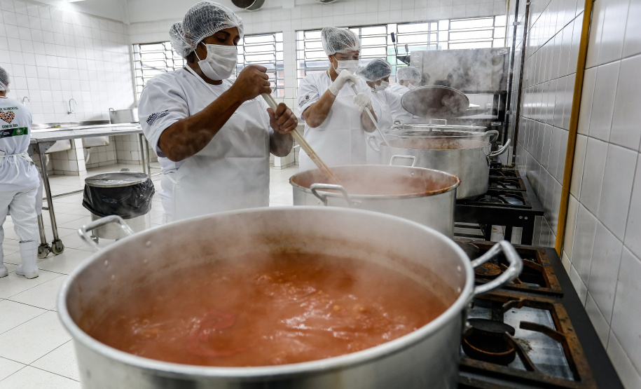 O governador Carlos Massa Ratinho Junior acompanha a entrega nesta sexta-feira (30), de cerca de 50 mil quilos de produtos arrecadados junto aos permissionários, atacadistas e produtores no Ceasa. Foto: Jonathan Campos