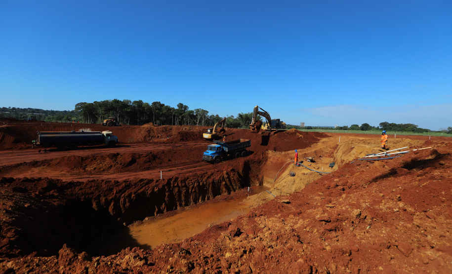 Viaduto Tancredo Neves Andamento das obras (terraplanagem) para o viaduto de acesso à Ponte Tancredo Neves, parte da rodovia Perimetral Leste, em Foz do Iguaçu08/04/2021 - Foto: Geraldo Bubniak/AEN
