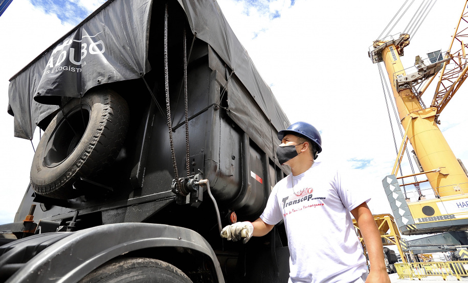 Neste dia 1º de maio, Dia do Trabalhador, a Portos do Paraná destaca a importância do trabalho portuário para a manutenção de diversas atividades econômicas no Estado, direta ou indiretamente. - Fotos: Arquivo/ Claudio Neves/Portos do Paraná
