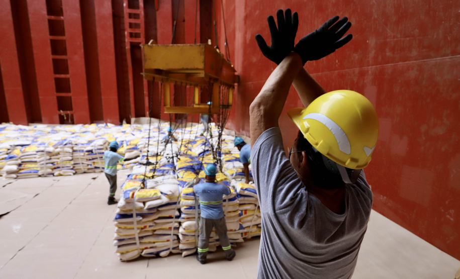 Neste dia 1º de maio, Dia do Trabalhador, a Portos do Paraná destaca a importância do trabalho portuário para a manutenção de diversas atividades econômicas no Estado, direta ou indiretamente. - Fotos: Arquivo/ Claudio Neves/Portos do Paraná