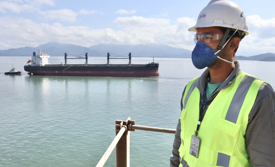 Neste dia 1º de maio, Dia do Trabalhador, a Portos do Paraná destaca a importância do trabalho portuário para a manutenção de diversas atividades econômicas no Estado, direta ou indiretamente. - Fotos: Arquivo/ Claudio Neves/Portos do Paraná