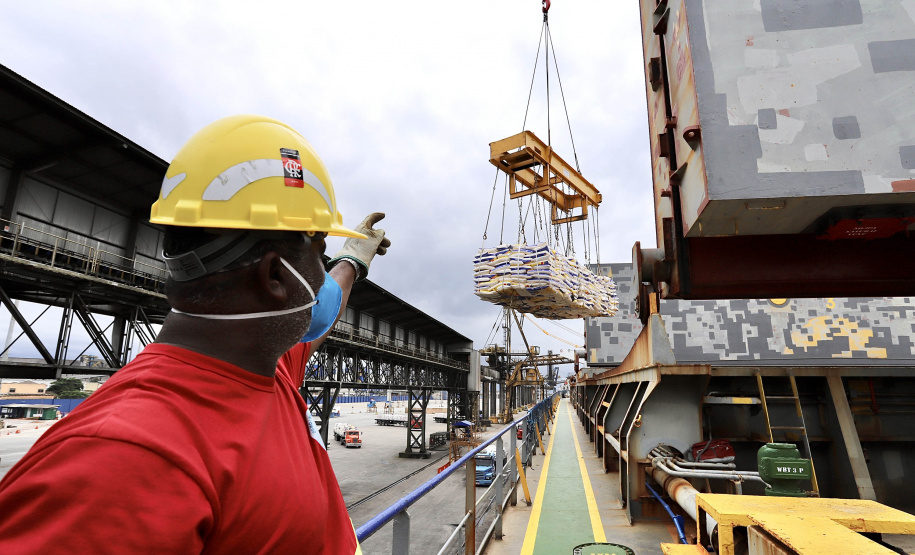 Neste dia 1º de maio, Dia do Trabalhador, a Portos do Paraná destaca a importância do trabalho portuário para a manutenção de diversas atividades econômicas no Estado, direta ou indiretamente. - Fotos: Arquivo/ Claudio Neves/Portos do Paraná