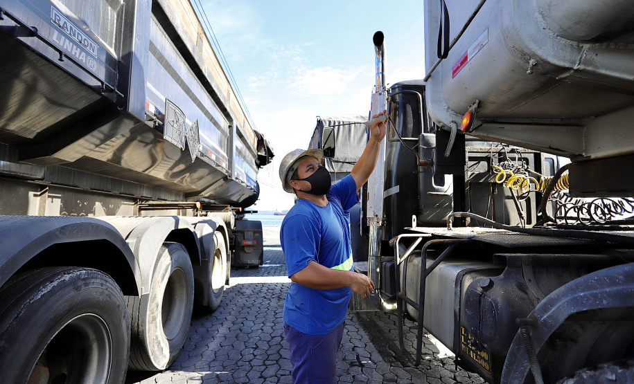 Neste dia 1º de maio, Dia do Trabalhador, a Portos do Paraná destaca a importância do trabalho portuário para a manutenção de diversas atividades econômicas no Estado, direta ou indiretamente. - Fotos: Arquivo/ Claudio Neves/Portos do Paraná