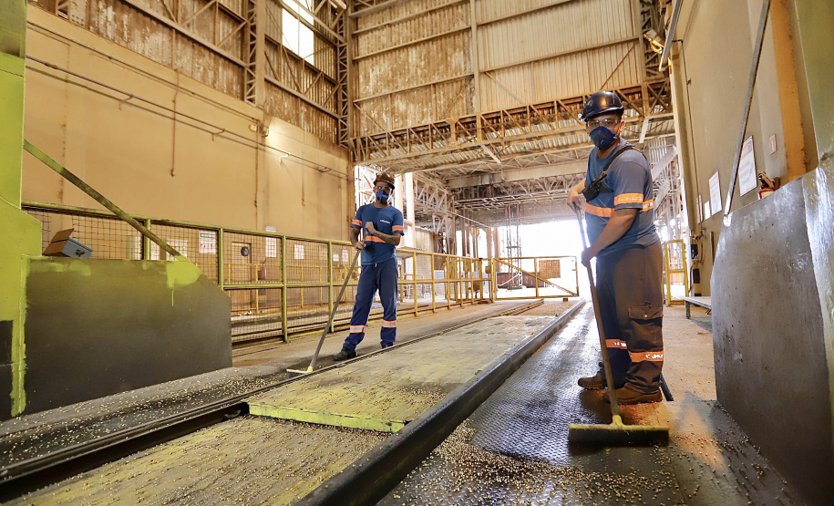 Neste dia 1º de maio, Dia do Trabalhador, a Portos do Paraná destaca a importância do trabalho portuário para a manutenção de diversas atividades econômicas no Estado, direta ou indiretamente. - Fotos: Arquivo/ Claudio Neves/Portos do Paraná