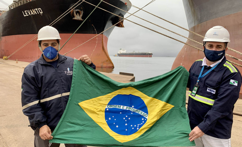 Neste dia 1º de maio, Dia do Trabalhador, a Portos do Paraná destaca a importância do trabalho portuário para a manutenção de diversas atividades econômicas no Estado, direta ou indiretamente. - Fotos: Arquivo/ Claudio Neves/Portos do Paraná