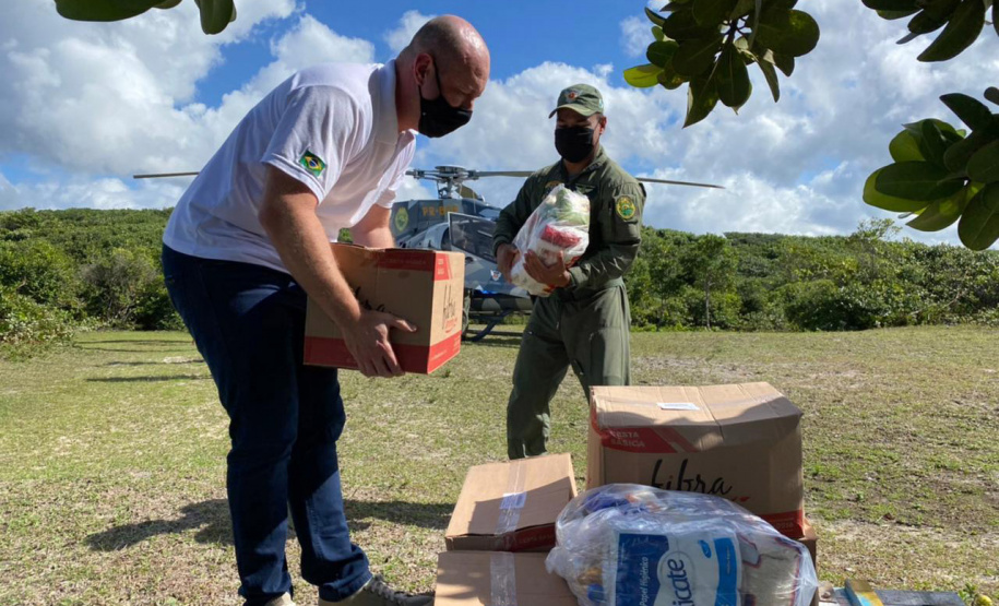 A empresa Portos do Paraná se envolveu novamente nesta sexta-feira (30) na campanha Cesta Solidária no Litoral, distribuindo cestas básicas às comunidades e locais mais isolados do Paraná. Para agilizar, foi utilizado um helicóptero que levou as cestas até as comunidades de Serra Negra e Praia Deserta, em Guaraqueçaba; à Barra do Ararapira, no Superagui; e a mais uma comunidade Quilombola.  -  Paranaguá, 30/04/2021  -  Foto: Claudio Neves/Portos do Paraná
